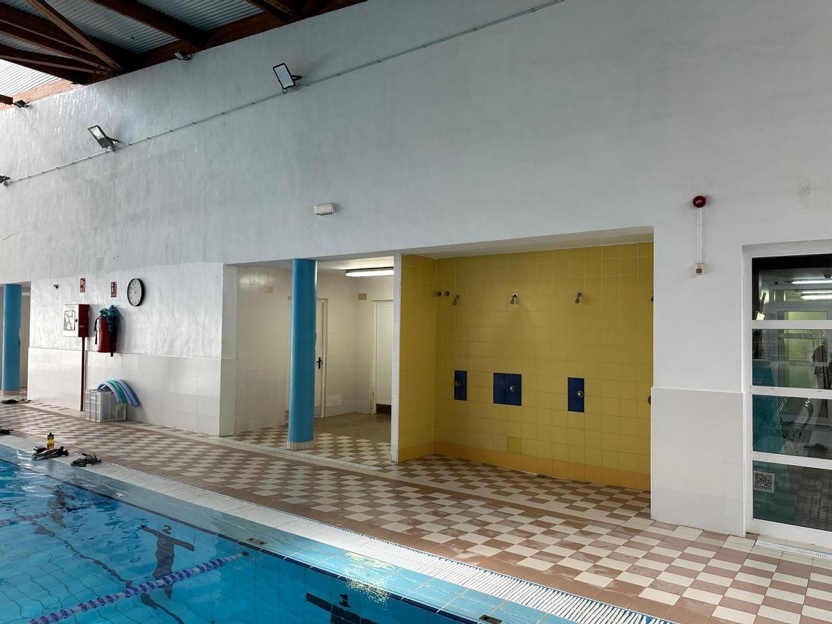Interior de la piscina con el acceso a los vestuarios