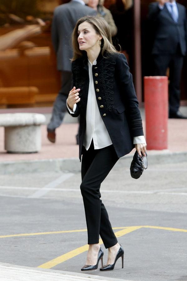 Letizia Ortiz con chaqueta militar de Zara y bolso de Malababa a su llegada a una reunión