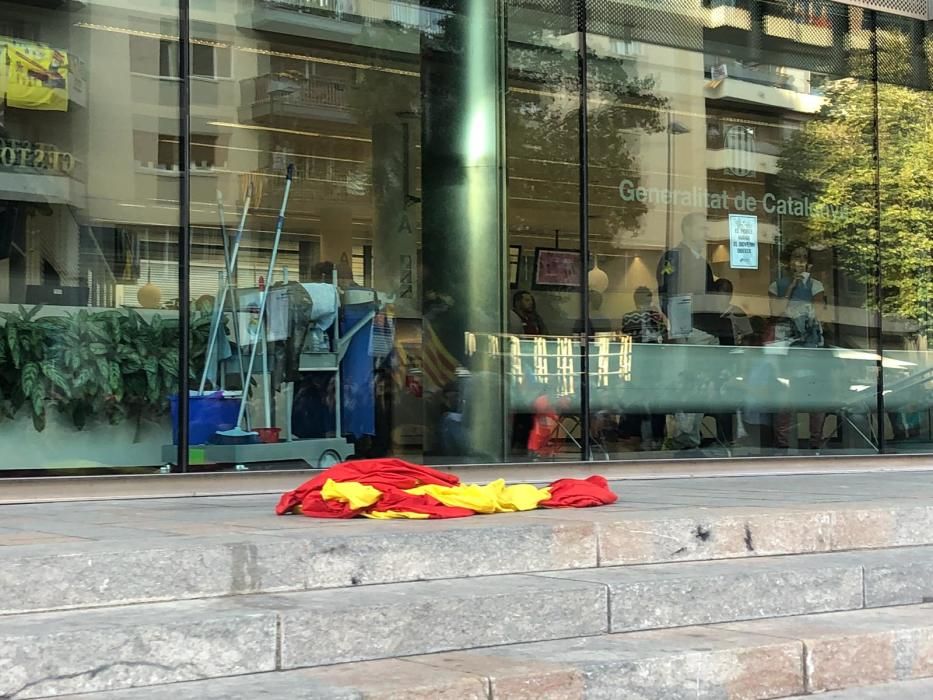 Els CDR retiren la bandera espanyola de la seu de la Generalitat a Girona