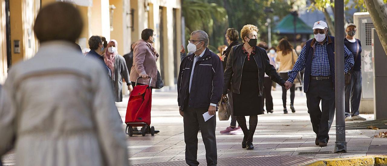 Esquina de la Albereda Jaume I de Xàtiva con la calle Carlos Sarthou, llena de viandantes con mascarilla, en una imagen de ayer | PERALES IBORRA