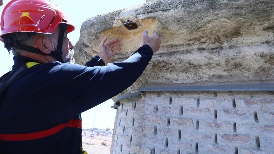 Los Bomberos señalan la parte que se desprendió de la torre más pegada al río y al ayuntamiento.