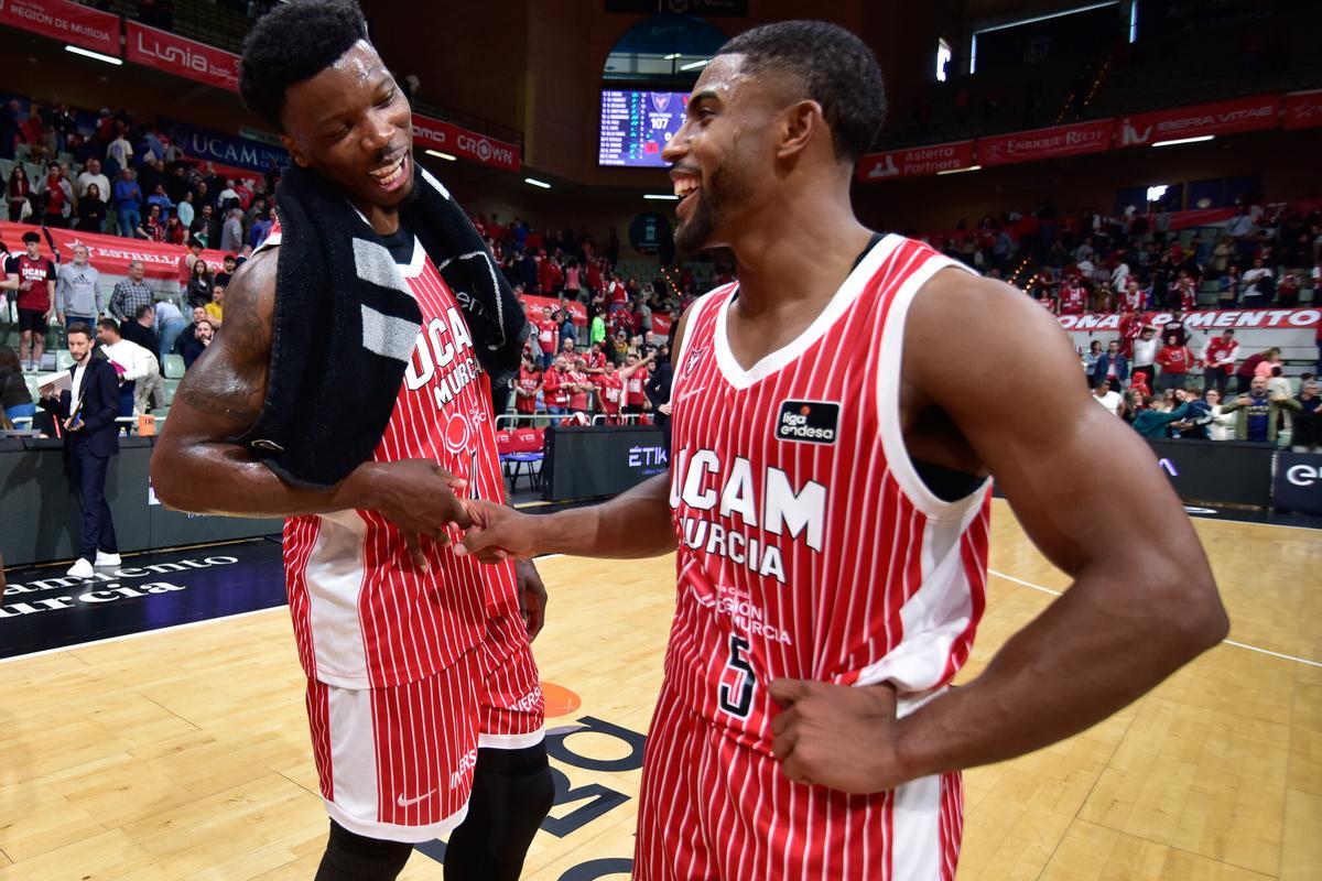 David DeJulius, a la derecha, junto a Devontae Cacok tras volver a ser protagonista en una nueva victoria del UCAMMurcia.