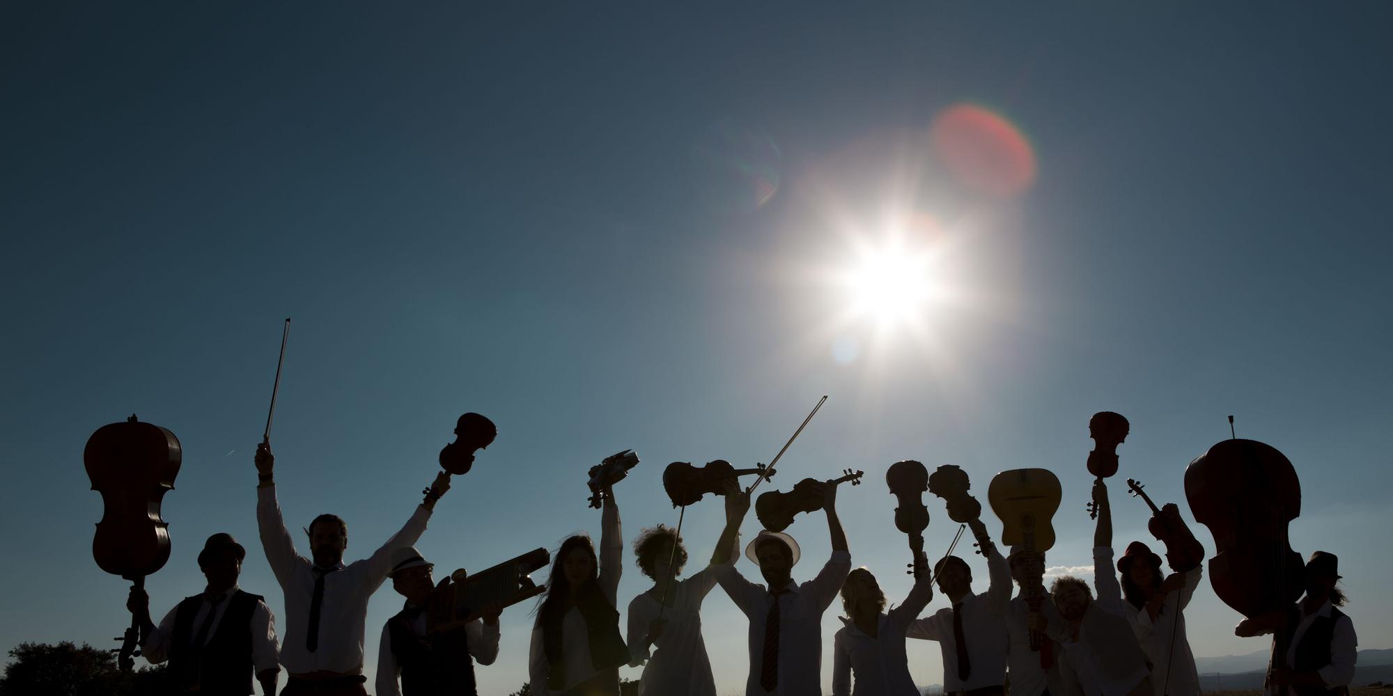 Swing Machine Orchestra es la primera orquesta que interpreta este género únicamente con instrumentos de cuerda.