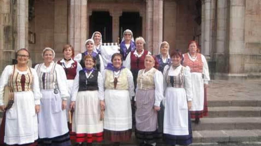 La Asociación de Mujeres Eva Canel visita a la Santina