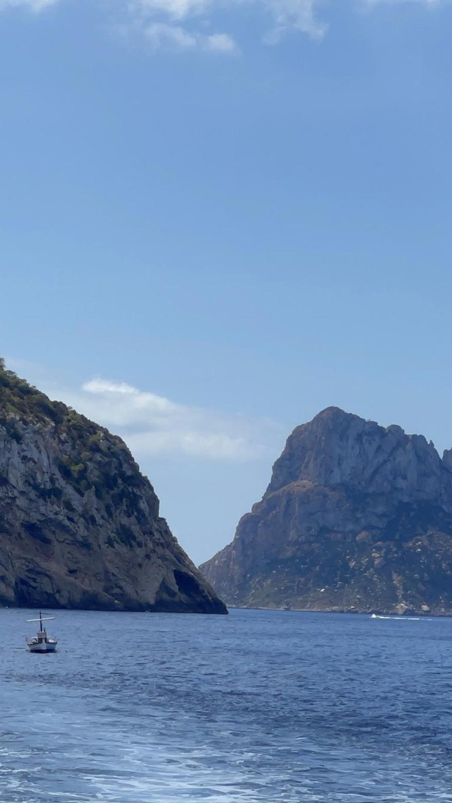 Imaginario de Ibiza: El tempo en un ‘llaüt’ frente   a la inmensidad de es Vedrà