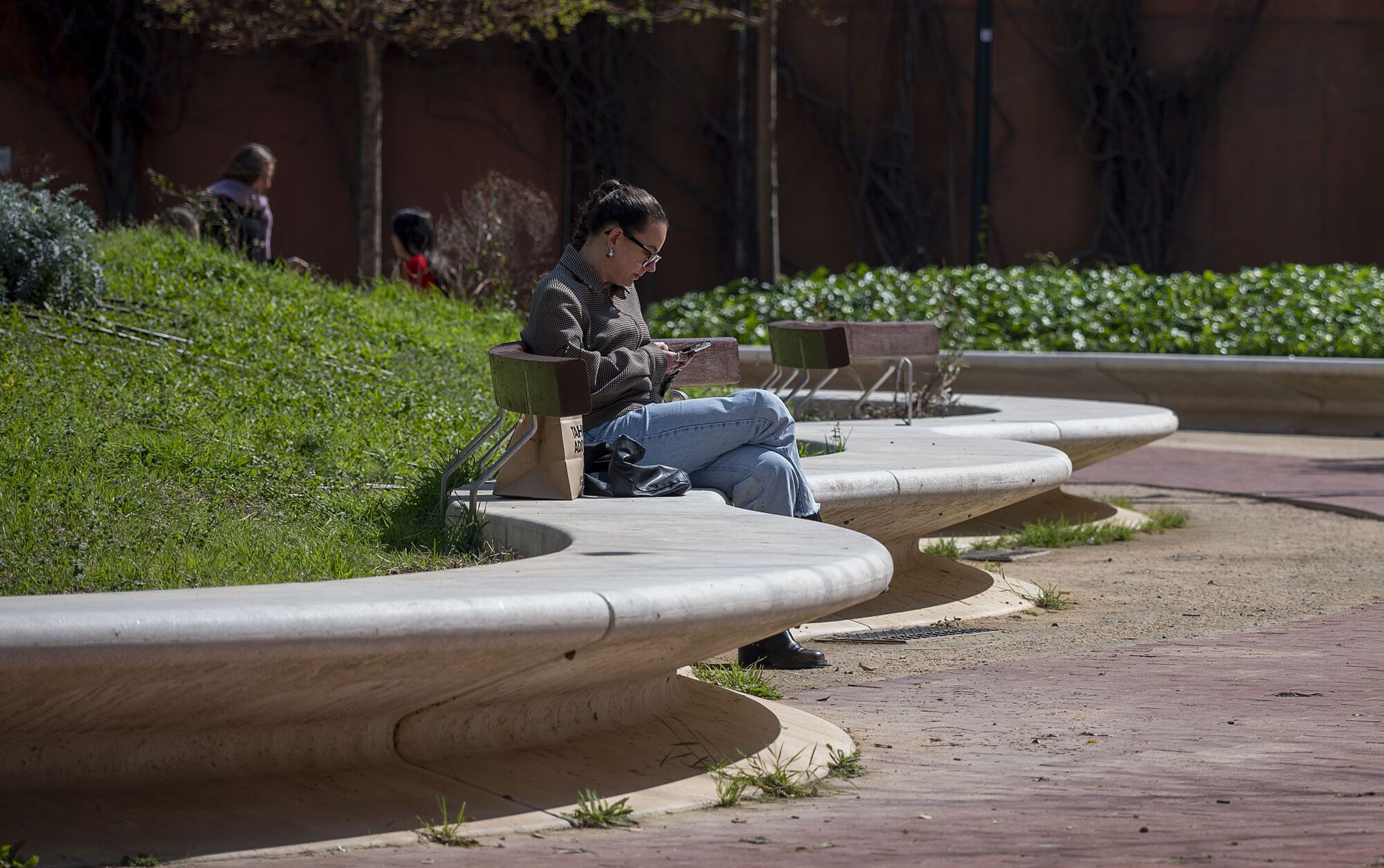 Barcelona diversifica el mobiliario en sus calles: bancos, sillas, tumbonas y mucho más