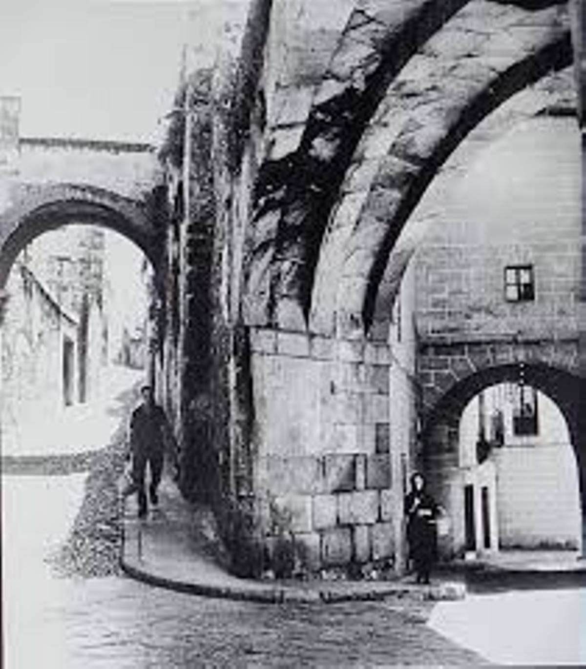 A la derecha, el Arco del Corregidor.