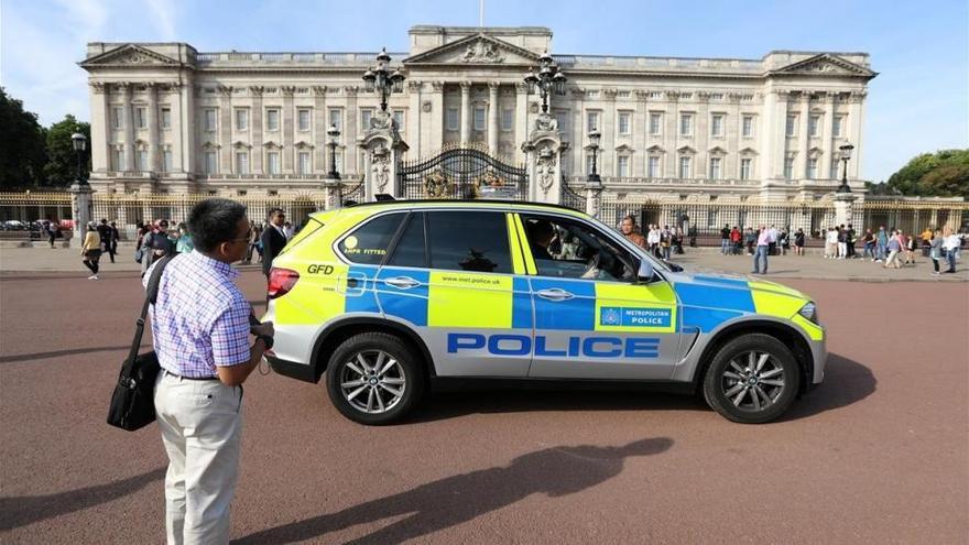 El hombre que hirió a dos policías en Londres llevaba una espada