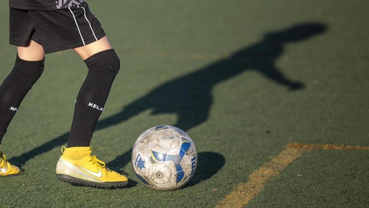 Un joven practica fútbol en Alicante, en imagen de archivo