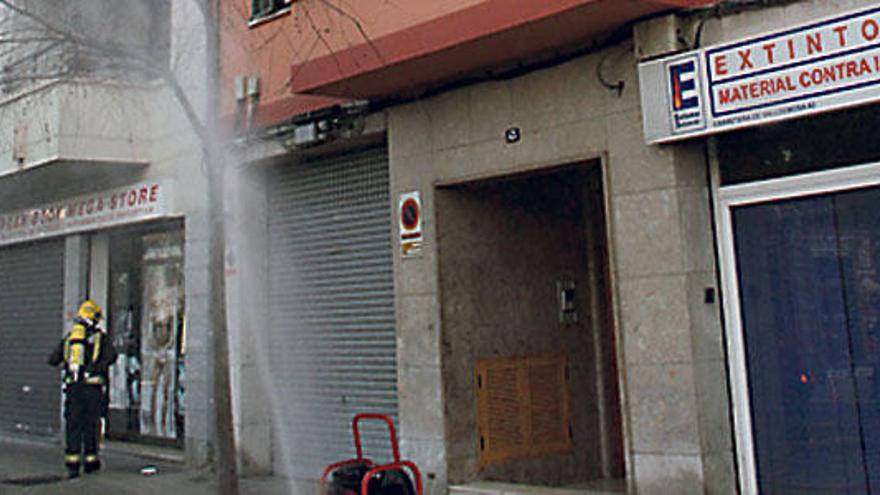 Venta de extintores bajo un piso incendiado