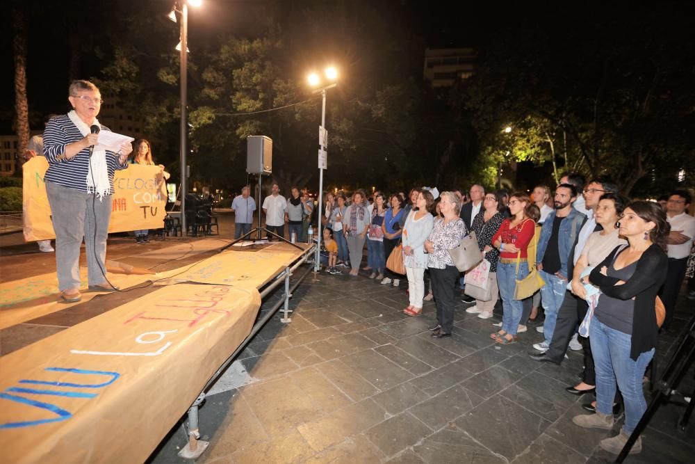 Más de mil personas piden en Palma la liberación de Sánchez y Cuixart