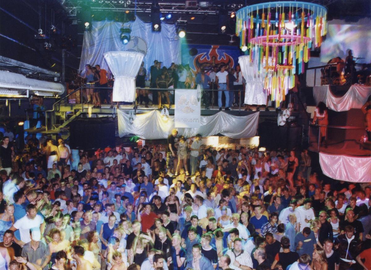 La pista de baile de Amnesia durante una fiesta Cream.