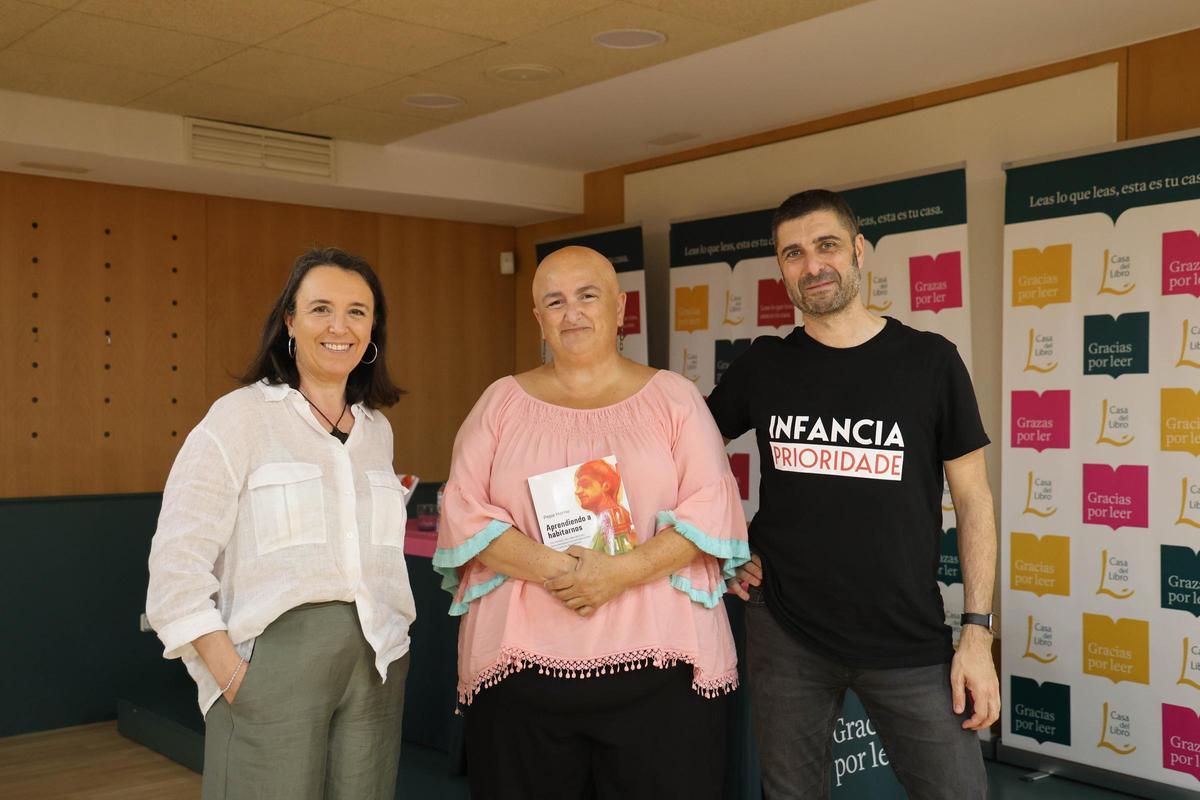 Vigo, Casa del Libro. Pepa Goicoechea, centro, terapeuta sobre trauma.