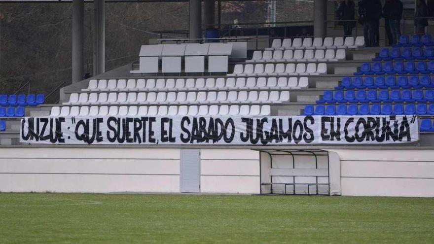 Pancarta colgada por Riazor Blues en el campo de entrenamiento del Deportivo. // Arcay/Roller