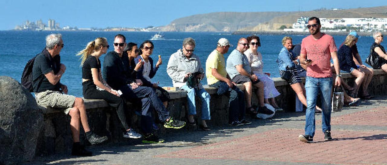 Turistas pasando la tarde en el paseo de Meloneras, en el sur de Gran Canaria.