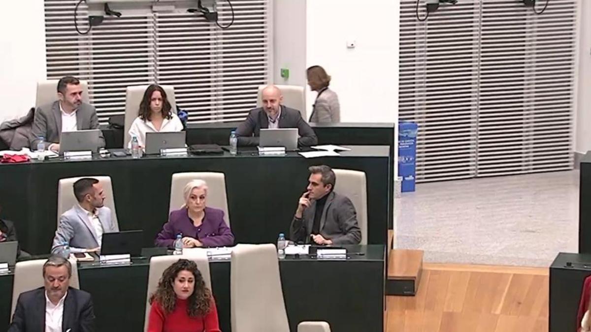 Reyes Maroto sale del hemiciclo durante el Pleno municipal de este martes.