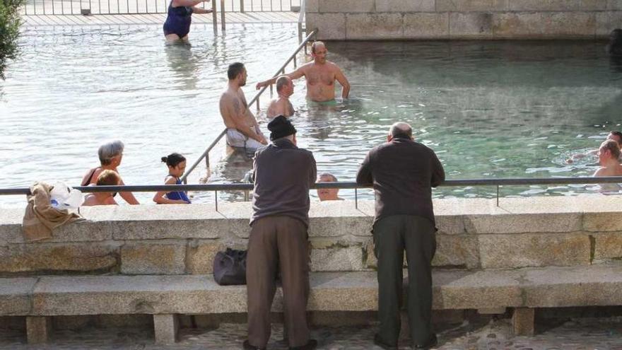 Usuarios en la piscina termal, ayer por la tarde. // Iñaki Osorio