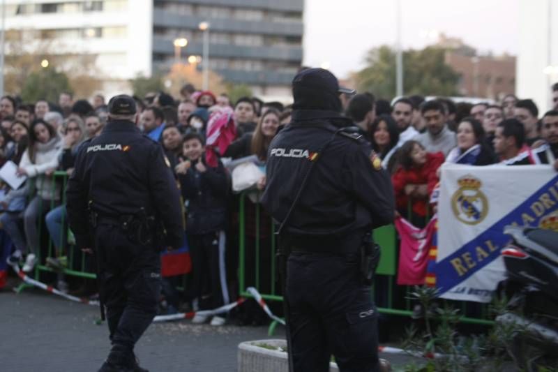 Aficionados esperan en la estación la llegada del Real Madrid a Córdoba