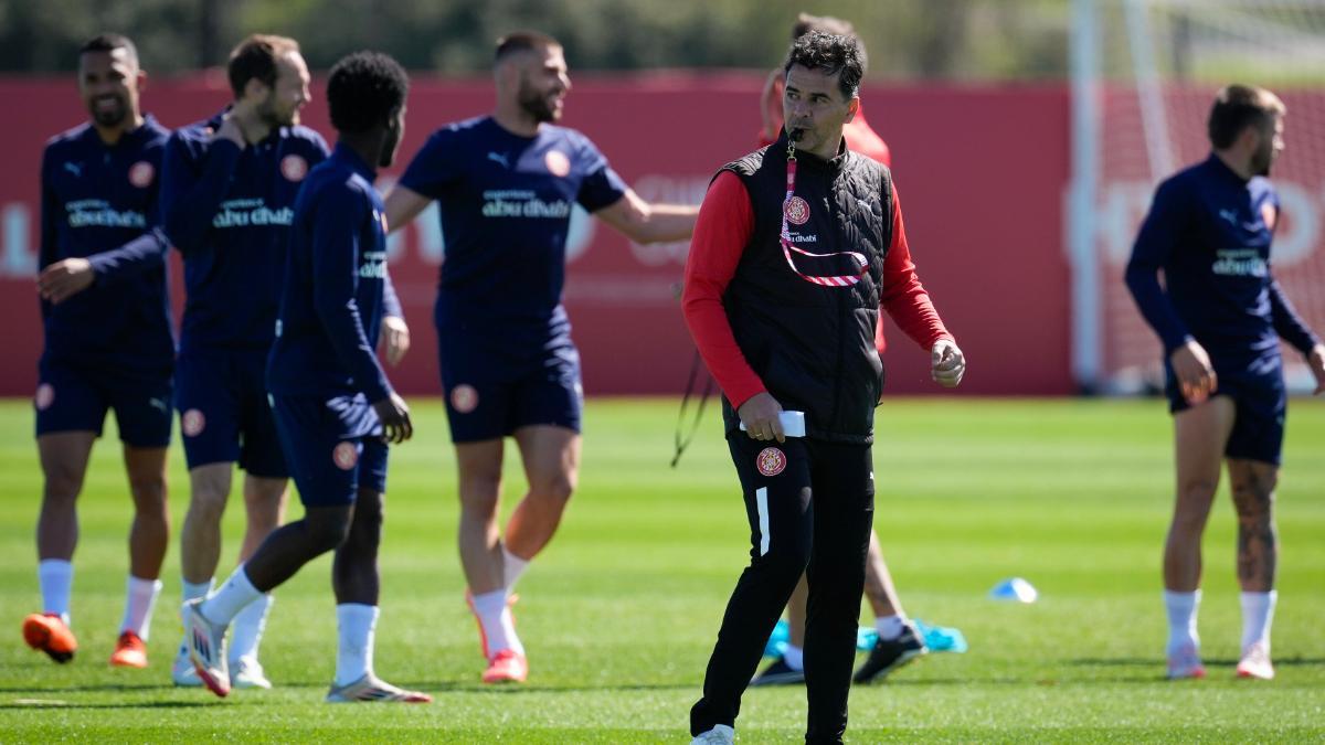 El entrenador del Girona, Míchel, durante el entrenamiento previo al partido ante el Barça