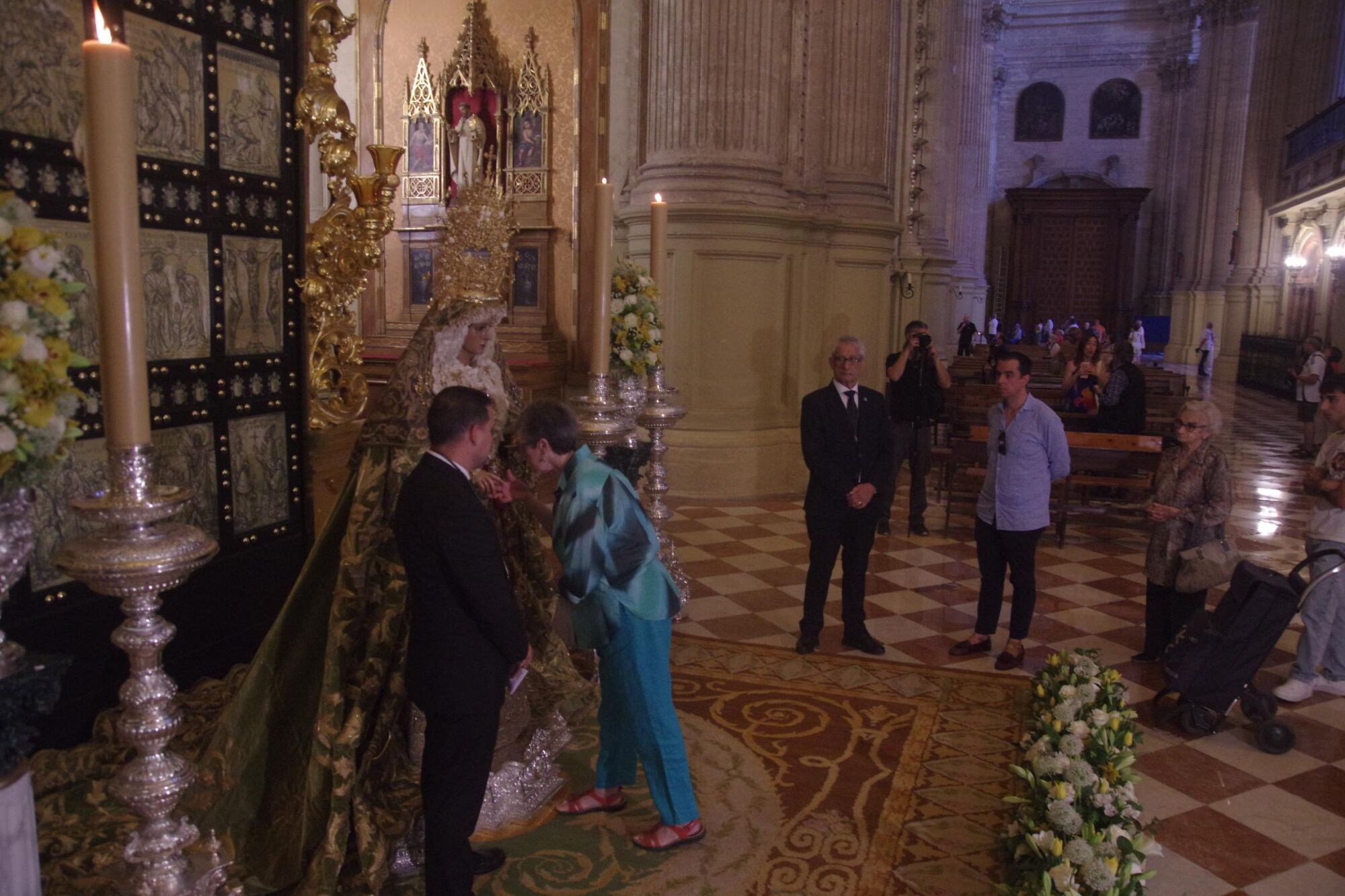 Besamanos a la Virgen de la Esperanza en la Catedral de Málaga tras participar en la procesión de Roma