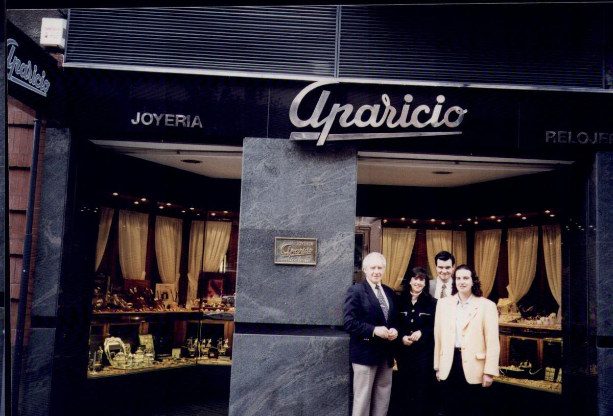 El continuador de la saga, Jesús Aparicio, con sus tres hijos ante el local que abrió en la avenida de Galicia en los años noventa.