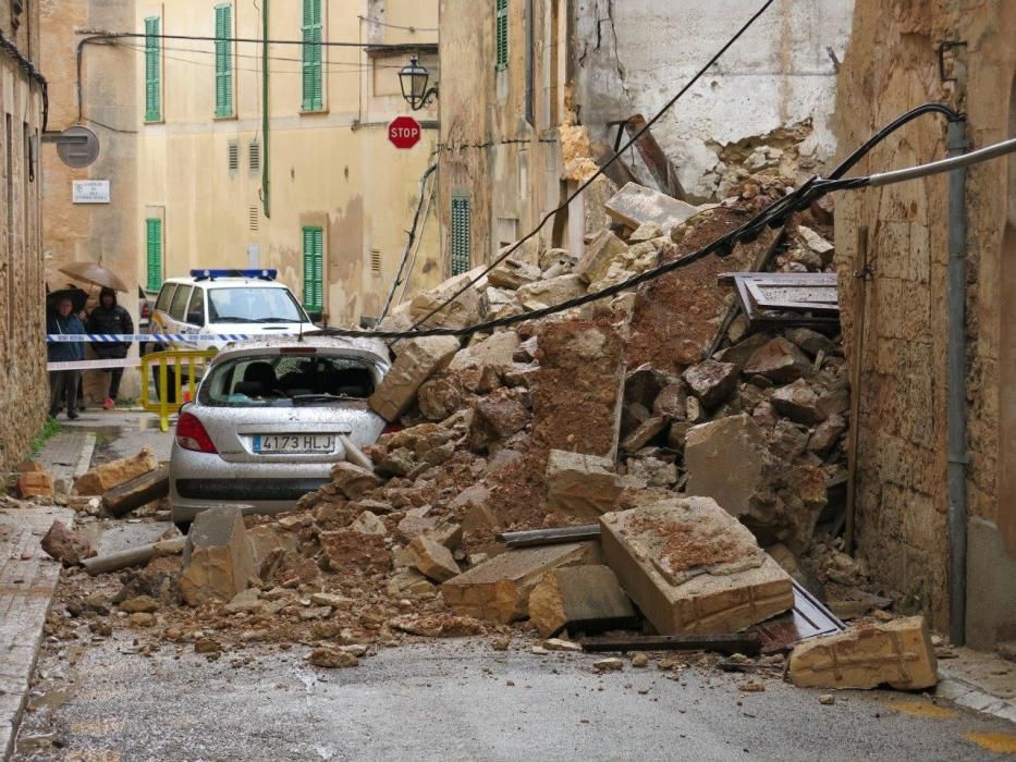 Las lluvias provocan el derrumbe de una casa en Porreres