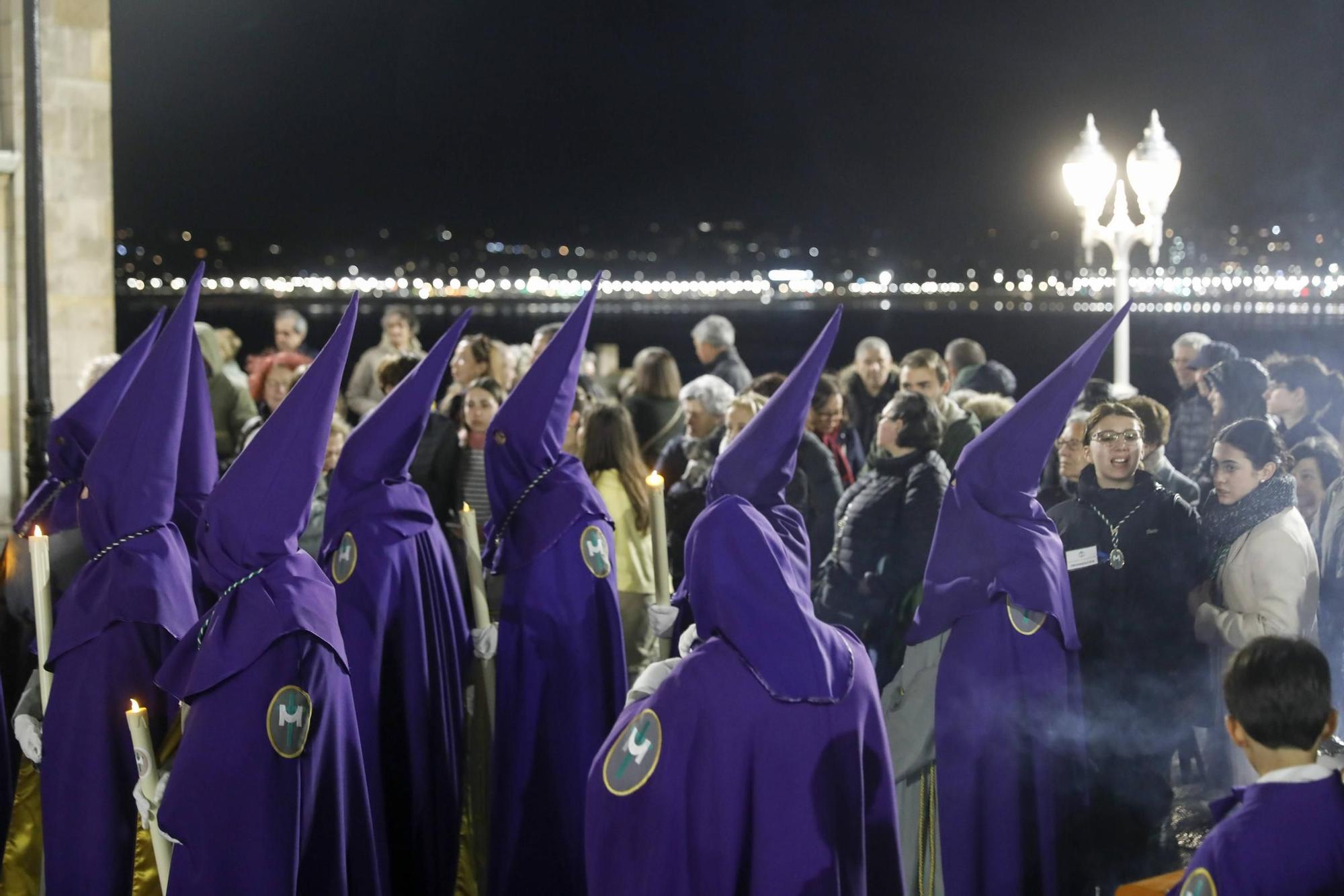 Así es la procesión del Martes Santo en Gijón (en imágenes)