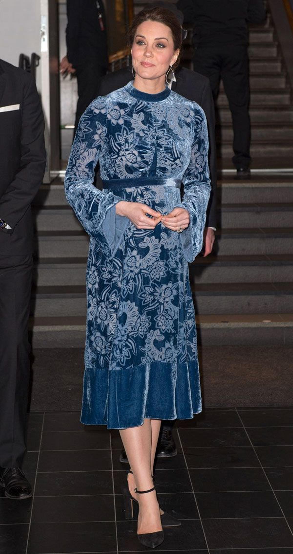 Kate Middleton con vestido azul de terciopelo de Erdem y zapatos de Gianvito Rossi