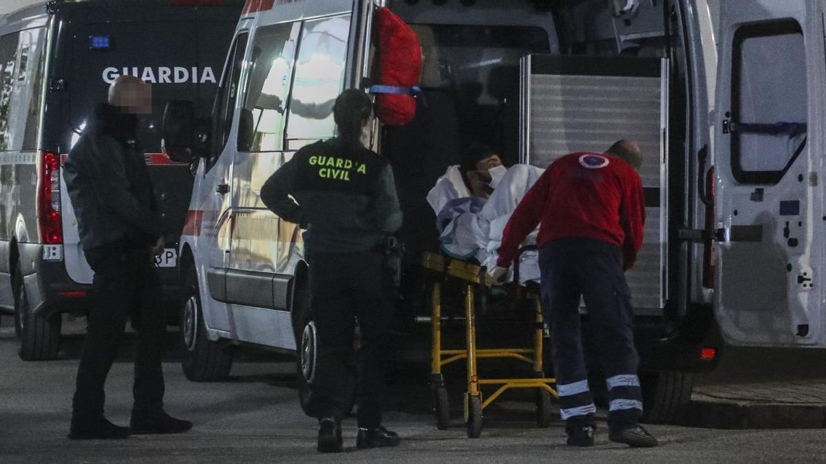 El presunto asesino, ayer, en el momento de ser metido en la ambulancia que lo llevó a la cárcel custodiado por la Guardia Civil. | FRANCISCO CALABUIG