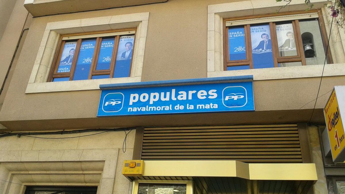 Un cartel indica la sede del PP de Navalmoral.