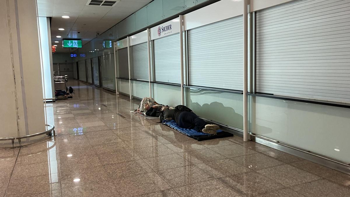 Una persona sin hogar en la terminal T1 del Aeropuerto de Barcelona.
