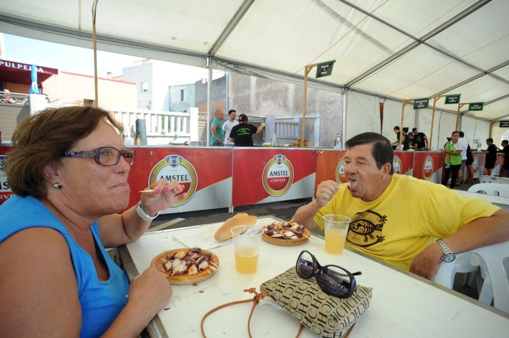 El pulpo en todas sus variedades toma el paseo marítimo de A Illa - El Club de Piragüismo organiza el último evento gastronómico del verano para conseguir financiación para la presente temporada