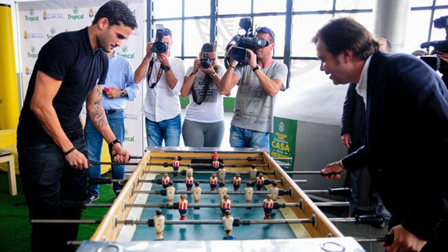 Toni Cruz bate a Willian en el futbolín de Tropical