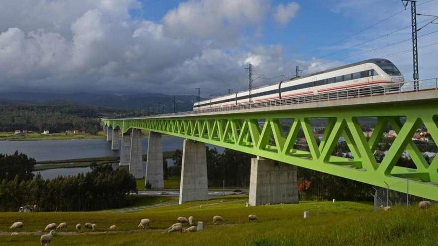 El tren del Eje Atlantico de Alta Velocidad Ferroviaria, a su paso por el viaducto del Ulla. // Noé Parga
