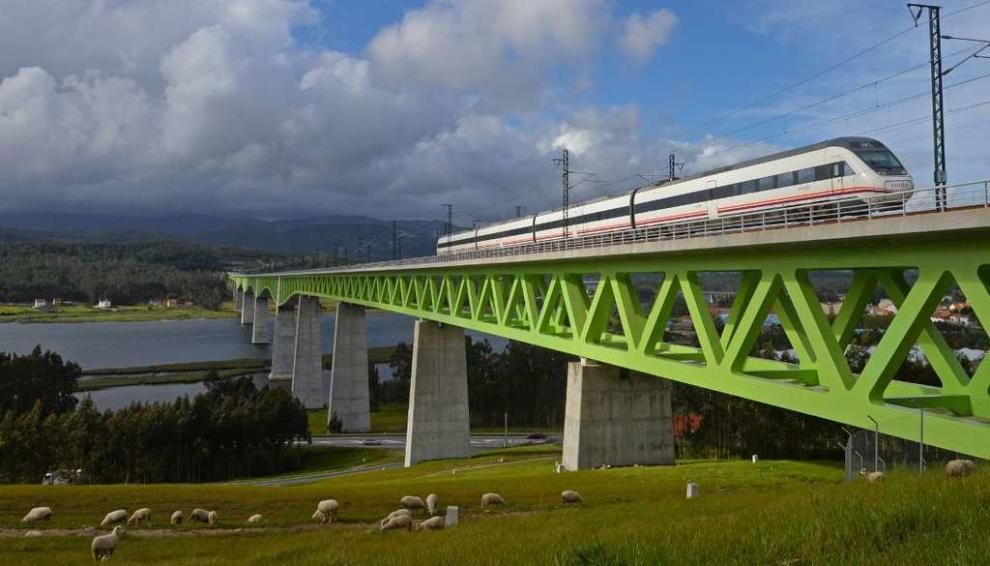 El tren del Eje Atlantico de Alta Velocidad Ferroviaria, a su paso por el viaducto del Ulla. 