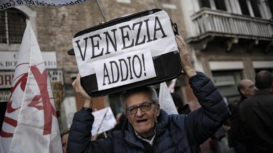 Los venecianos protestan maleta en mano contra la despoblación
