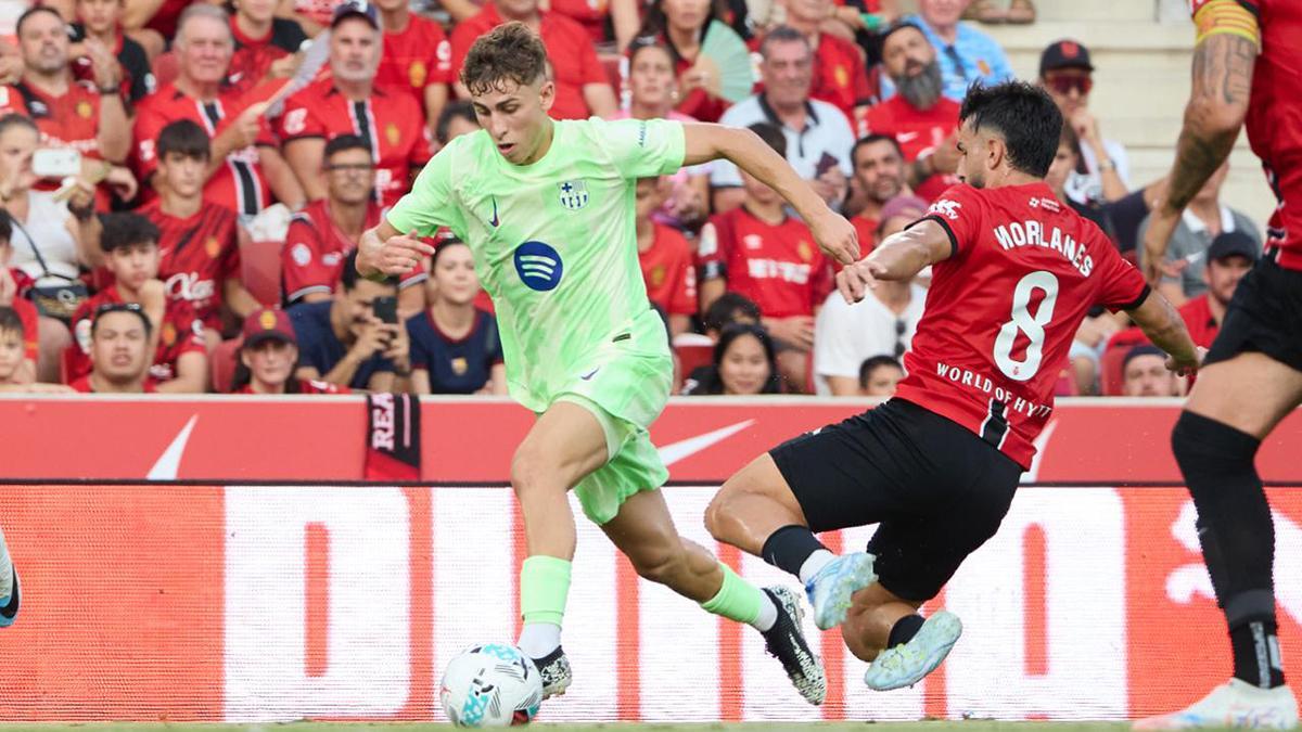 Fermín López ante Morlanes del Mallorca en el encuentro en Son Moix