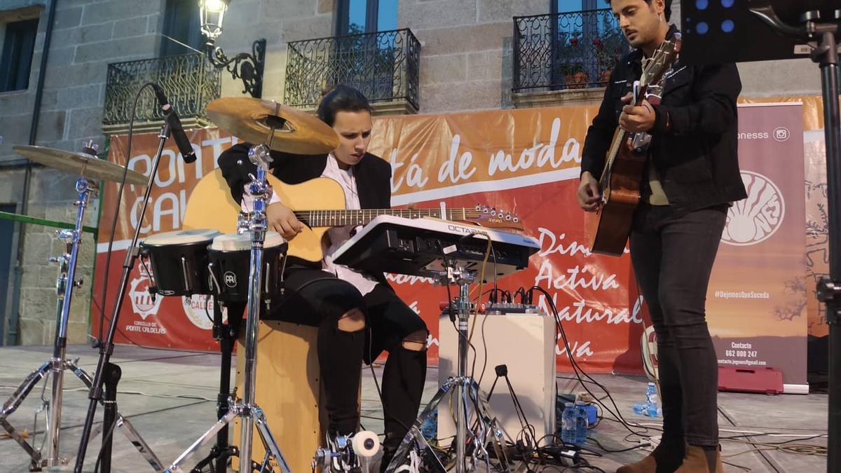 Integrantes del dúo Jugoness, que actuará mañana en la alameda de Ponte Caldelas para despedir la programación de ‘Noites de Terraza’.