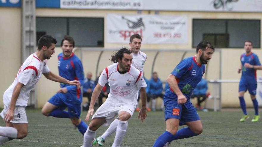 Moisés, autor del gol local, conduce el balón vigilado por Rodri, del Negreira. // Iñaki Osorio