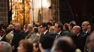 Cerca de 500 personas despiden al papa Francisco en la Catedral de Barcelona