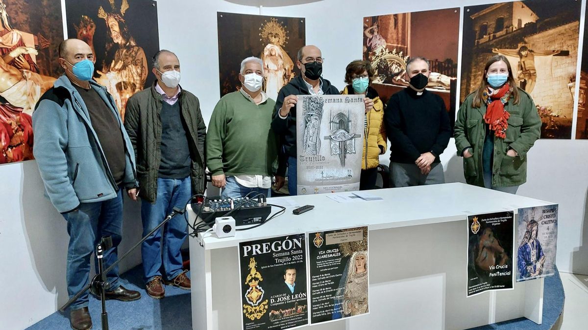 La Junta de Cofradías de Trujillo, en la presentación de la Semana Santa 2022, junto al párroco de la ciudad.