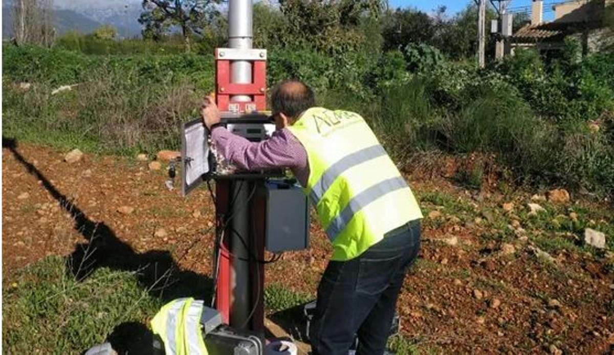Un técnico de Aemet revisa la estación meteorológica de La Rambla.