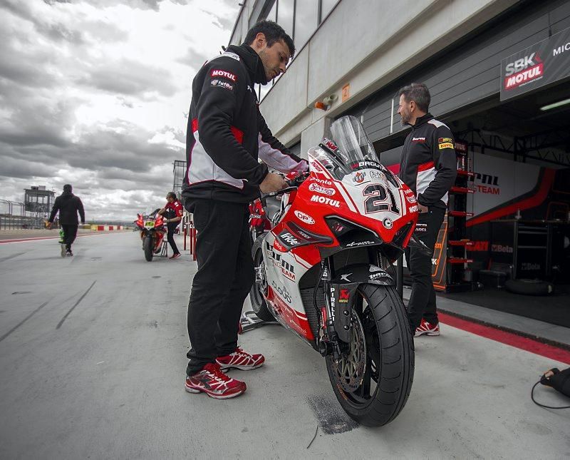 Álvaro Bautista logra el triunfo en Motorland