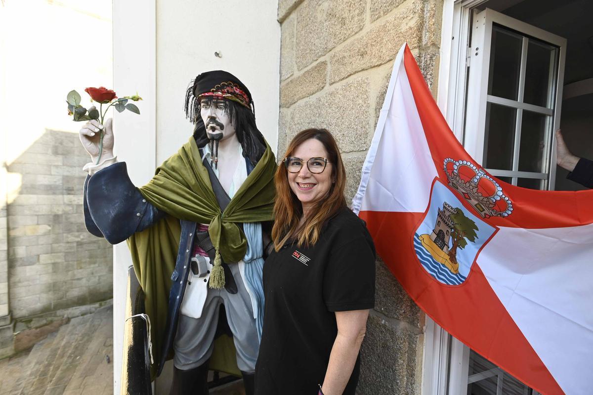 Emma, de La Colegiata, junto a la figura del Jack Sparrow engalanado con la bandera de Vigo por la Reconquista