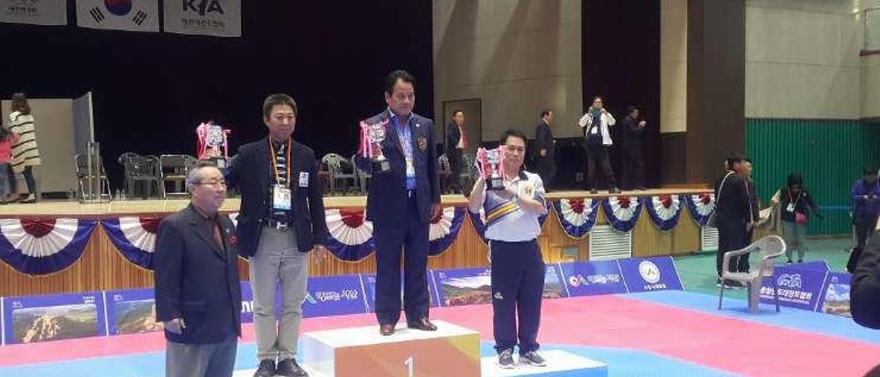 El podio por equipos, con el técnico Young Ki Seo Bae en el tercer cajón.