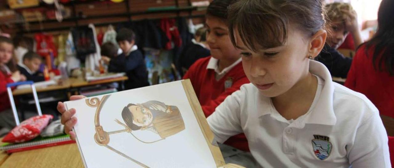 Alumna de un colegio de Alicante en una actividad de lectura escolar