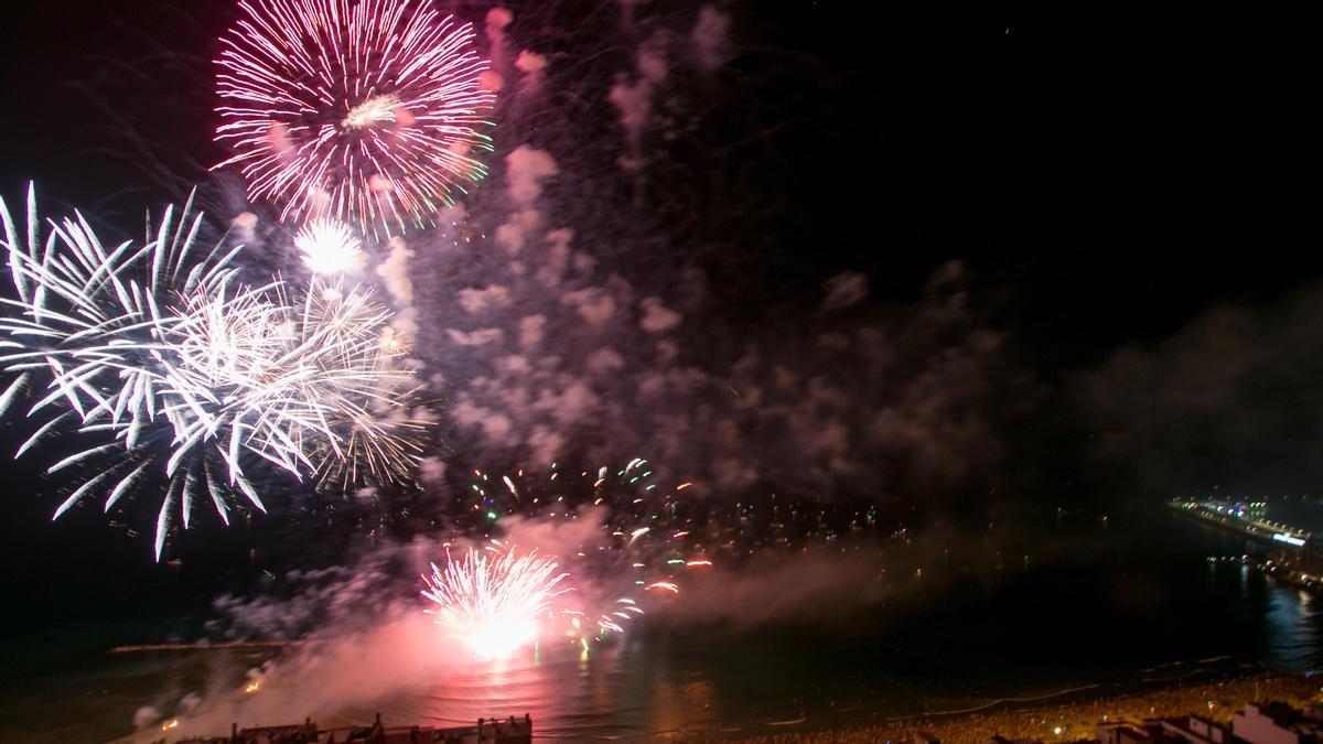 Panorámica de los fuegos artificiales desde el Castillo de Santa Barbara