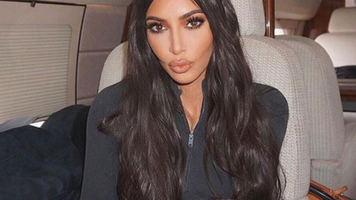 Kim Kardashian con barra de labios 'nude'