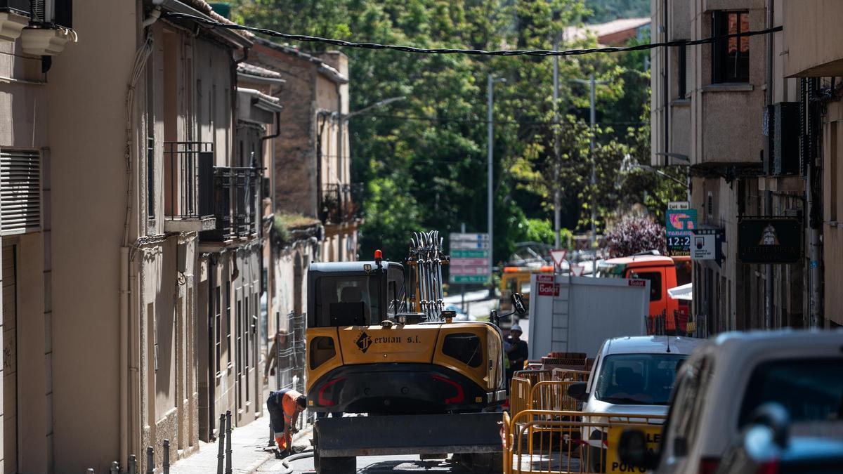 Maquinaria y operarios durante las obras de saneamiento en Camino Llano.