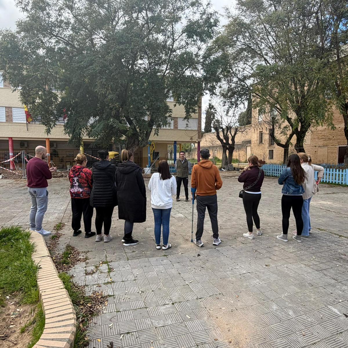 El director del CEIP San Jerónimo recibe a los padres durante la jornada de puertas abiertas.
